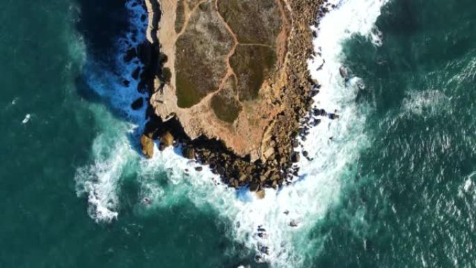 大西洋撞击海岸花岗岩岩石的区域视图。西班牙加那利岛海洋色彩惊人的岩石环境