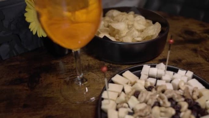 传统意大利开胃酒配奶酪、坚果和喷酒