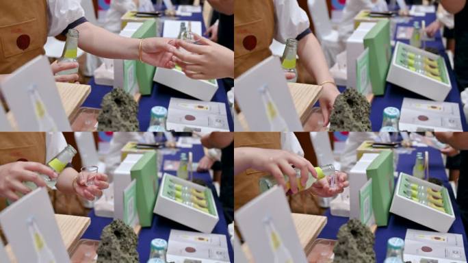 前台服务员为顾客倒酒品尝特写