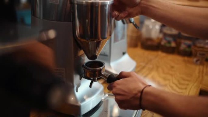 使用特殊工具准备咖啡的咖啡馆工人手的特写视图