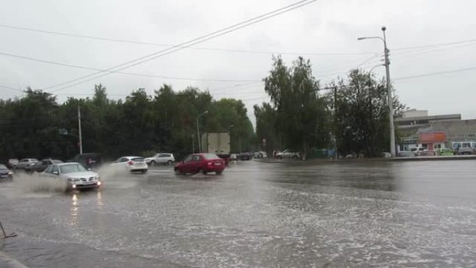 暴雨过后城镇街道上的洪水