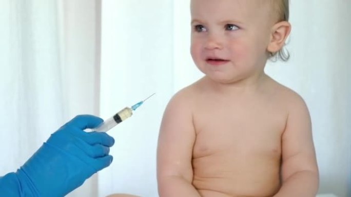 医生在诊所给婴儿接种疫苗。小宝宝打针。儿科医生给新生婴儿接种疫苗。婴幼儿疫苗。儿童预防接种，儿童疫苗