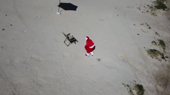 愤怒的圣诞老人在海滩上向摄像机发誓并显示淫秽手势