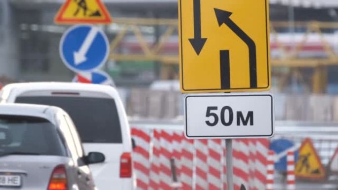 道路工程警告城市街道和缓慢行驶的汽车施工的交通标志