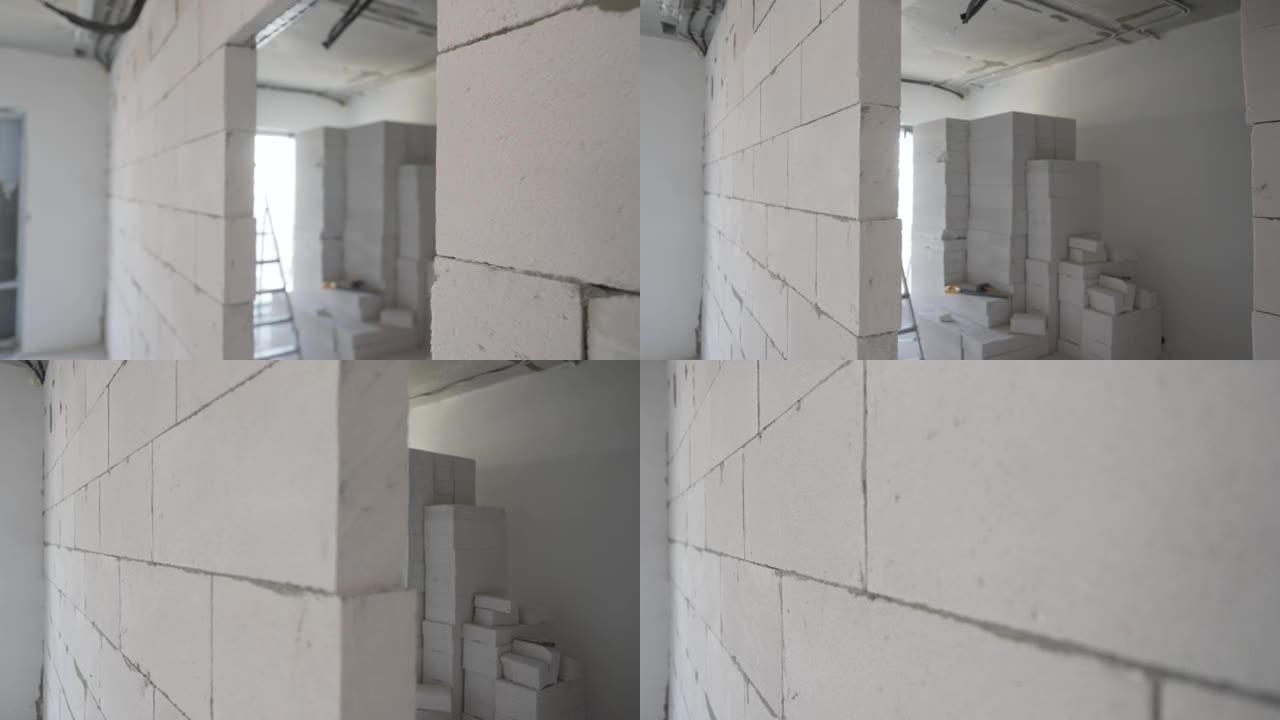 一幢新公寓楼中一个未完成的房间，里面有混凝土和加气混凝土砌块墙。新公寓中加气混凝土砌块的成品墙。