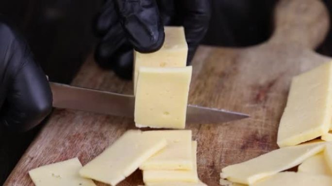 用大量牛奶切成小块的真正的硬奶酪