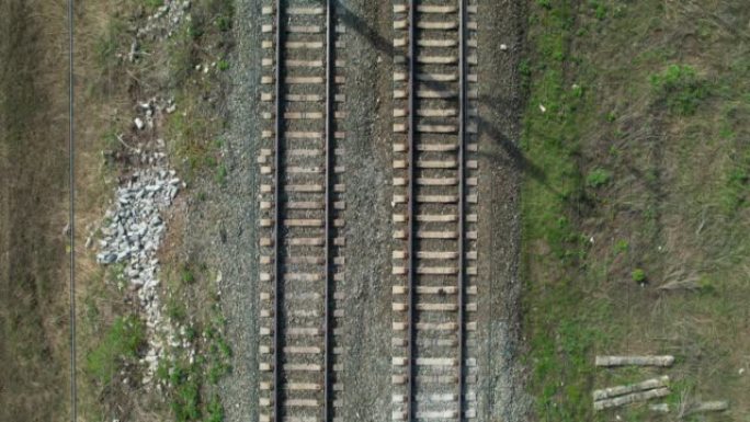 夏季晴天的铁路轨道鸟瞰图