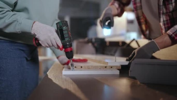 专业木工教学培训生如何使用钻丝机