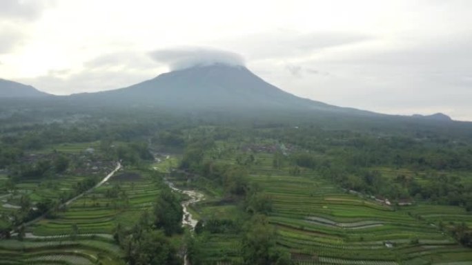 默拉皮火山蔬菜种植和河流的航拍