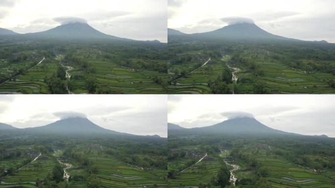 默拉皮火山蔬菜种植和河流的航拍