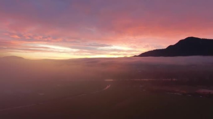 农田和加拿大山区自然景观的鸟瞰图