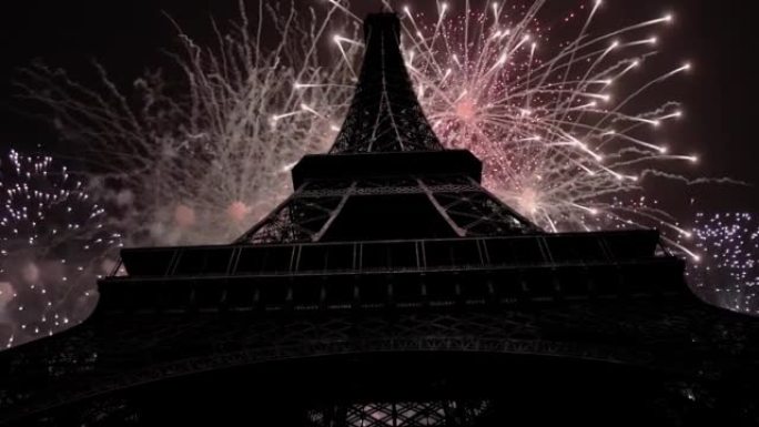 在法国巴黎的埃菲尔铁塔上庆祝五颜六色的烟花 (带变焦的时间流逝)