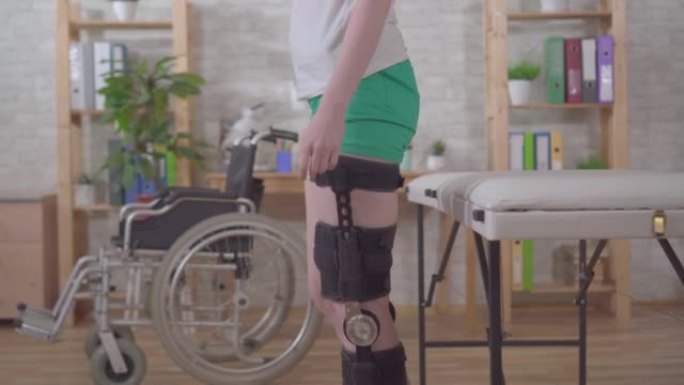 年轻女子步行矫形器受伤后膝关节支架特写