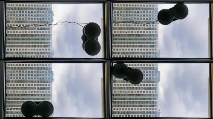 延时垂直镜头: 机器人助手清洁玻璃窗。户外高层建筑吸尘器清洁窗户。蓝天与建筑背景