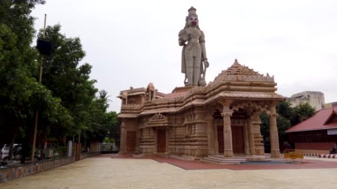 在印度卡纳塔克邦的Mysuru，用沙石建造的精美的哈努曼神庙的神像，上面有一尊神像。