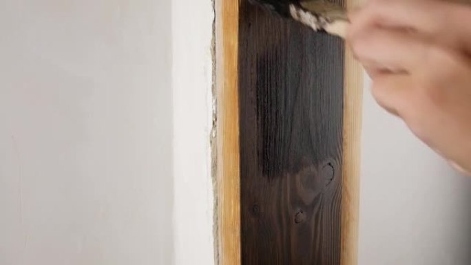 用刷子为木门上漆