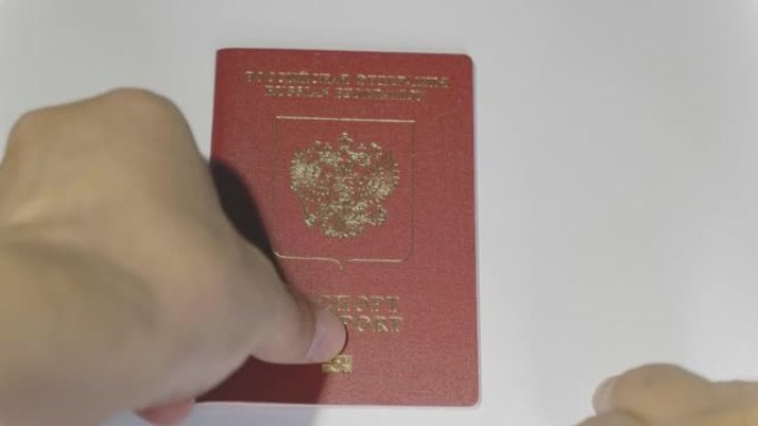 2017年6月3日，俄罗斯莫斯科: 持有俄罗斯联邦公民的护照。护照是一种证明其持有人身份的文件，用于