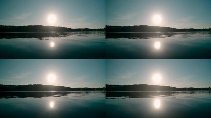 低角度: 日落时的湖