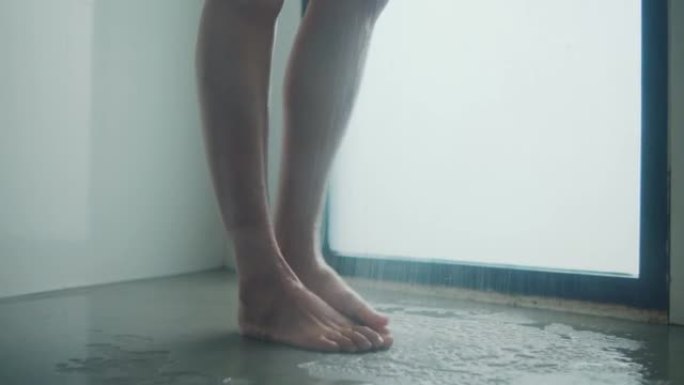 女子足部淋浴的4k视频片段