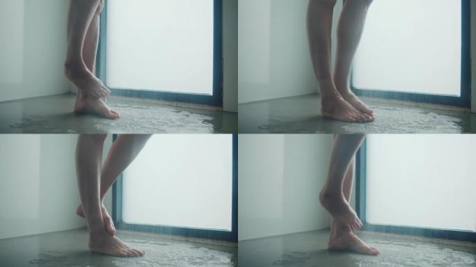 女子足部淋浴的4k视频片段