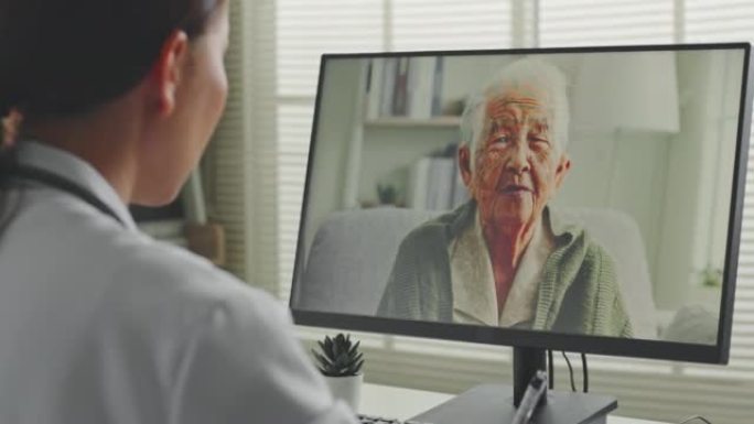 亚洲女医生与80-90年代的亚洲高级女性白发视频通话，远程医疗远程健康概念
