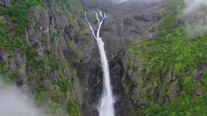 挪威风景秀丽的绿色山谷中的Mardalsfossen瀑布的戏剧性航拍画面