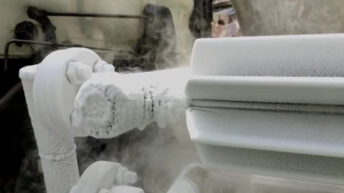 将液态氧从运送卡车转移到医院的储液器的过程会导致管道冻结并在非常冷的温度下形成冰和冰蒸气