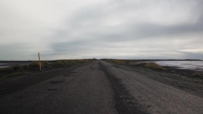 冰岛沿河的泥泞道路上行驶的汽车的景色