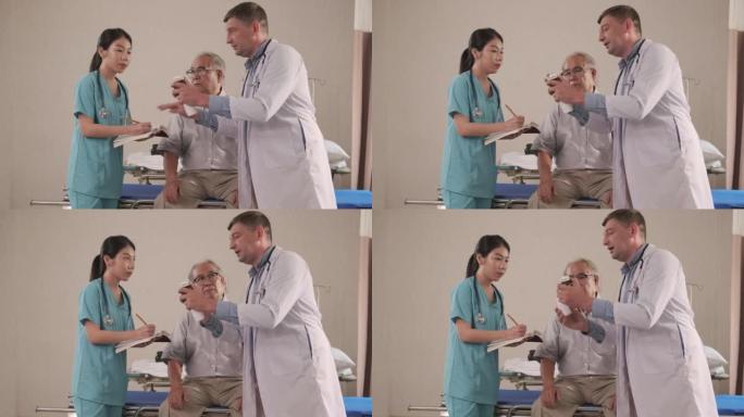 医生向病床上的老年患者解释处方药。