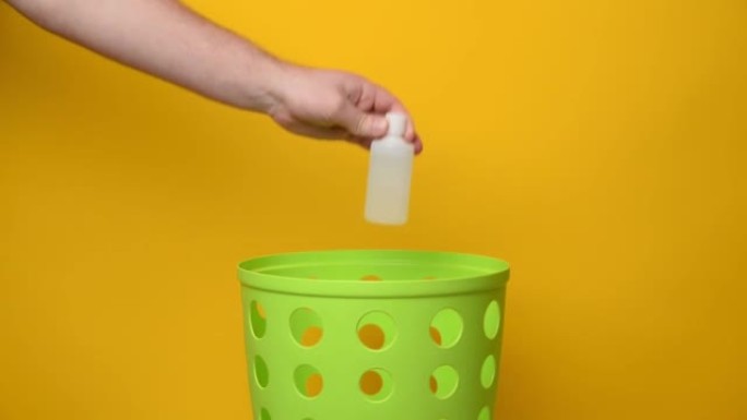 将装有液体的白色塑料瓶扔进绿色垃圾桶。收集危险废物，黄色背景。