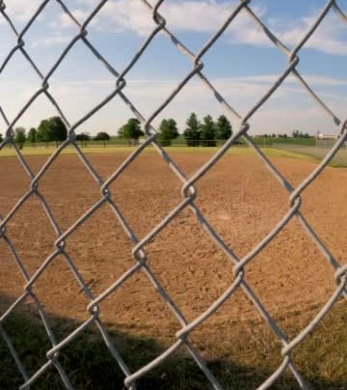 透过棒球公园的篱笆