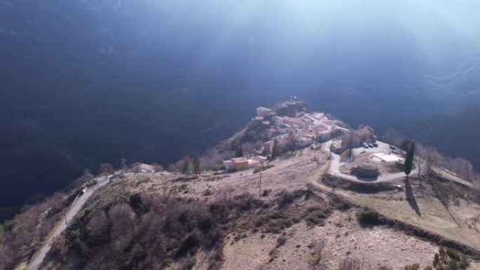 从空中看到的法国阿尔卑斯山的勒马斯村