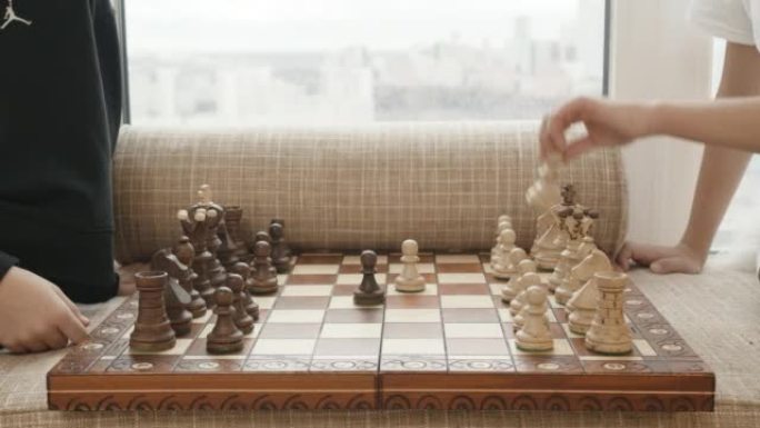 一盘棋。创意。一个棋盘，有白色和黑色的棋子，两个人在玩。