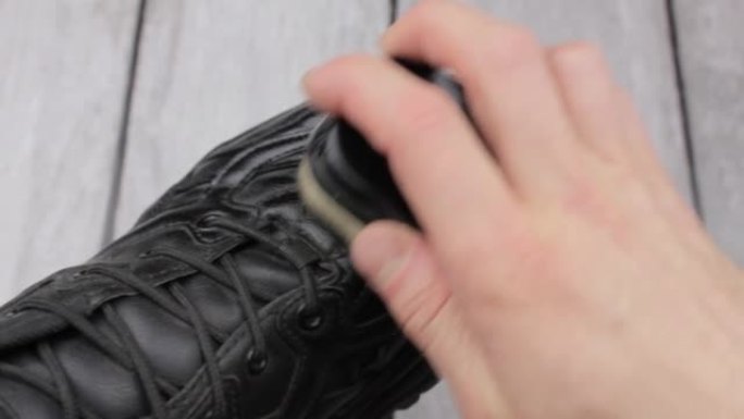 用鞋霜擦鞋。鞋子护理