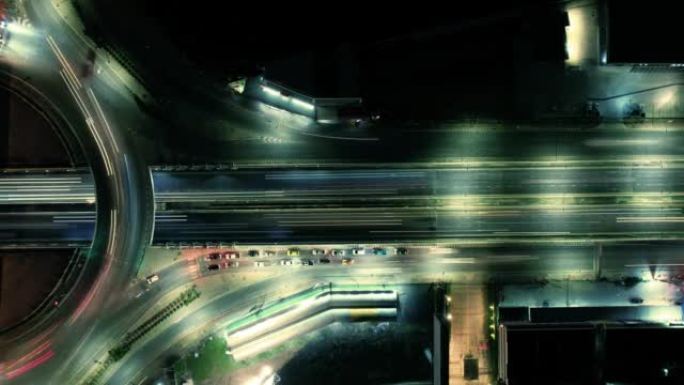 亚洲城市环岛公路上方汽车交通运输的超限延时。公共交通或通勤城市生活概念