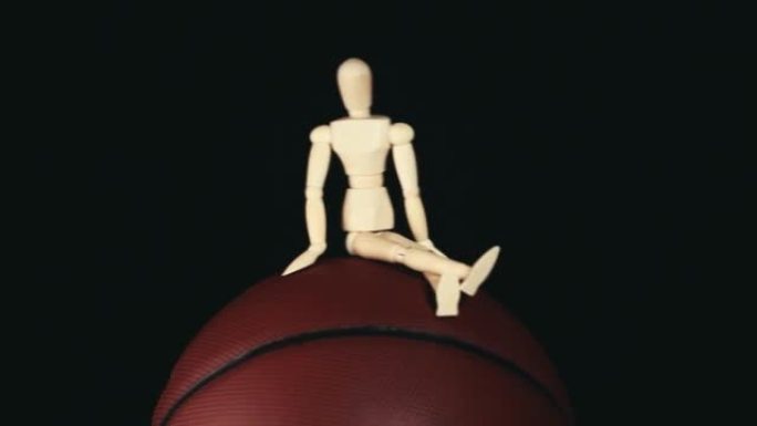 篮球木制人物的镜头黑暗背景