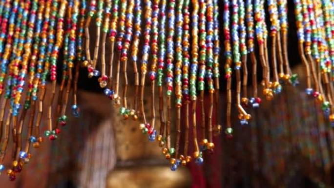 摩洛哥阿拉伯黄铜灯，带有彩色串珠。手工制作的灯具设计特写。
