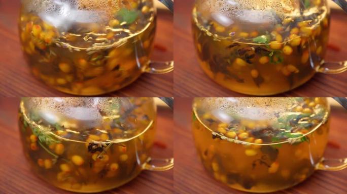 药草茶玻璃茶壶的概念。选择性聚焦。沙棘食谱。热水果饮料