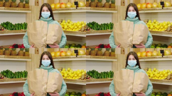 在蔬菜商店购物结束后，漂亮的顾客女士在相机前摆好姿势，里面装满了有机蔬菜的购物袋。在阿里·阿列克谢迷