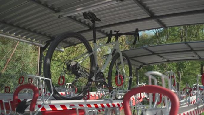 自行车基础设施和现代多功能双层停车场，在德国有许多插槽。欧洲现代化的两级自行车停车场。自行车停在双层