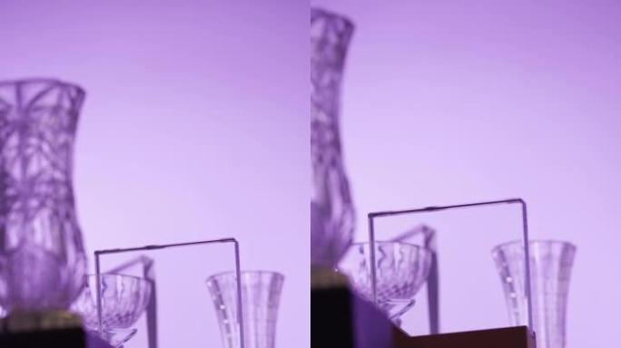 紫色背景下的水晶奖杯组