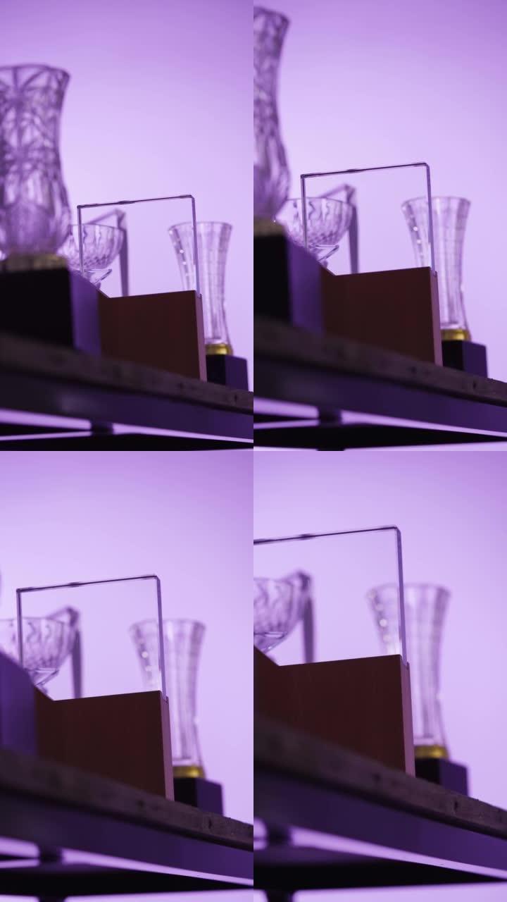 紫色背景下的水晶奖杯组