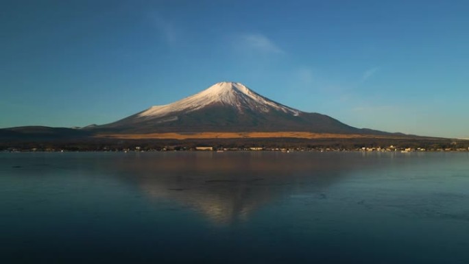 山中湖富士山左侧的空中多莉