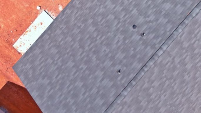 鸟瞰图沥青瓦屋面建筑防水，用于盖角屋面的新房子