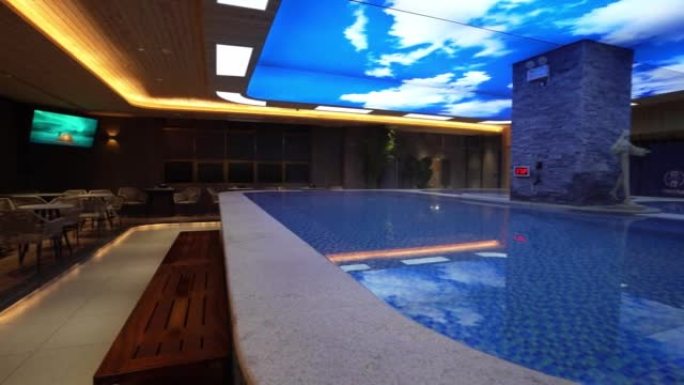 一个空的水疗中心，有一个蓝色的游泳池和天花板