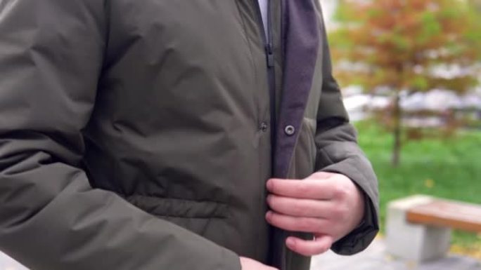 街头新系列中一名穿着绿色夹克的男子的特写镜头
