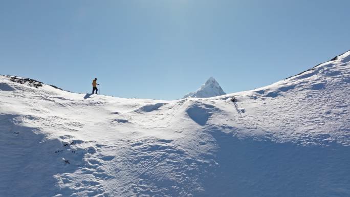 爬雪山梅里雪山虫草线攀登雪山的人克服困难