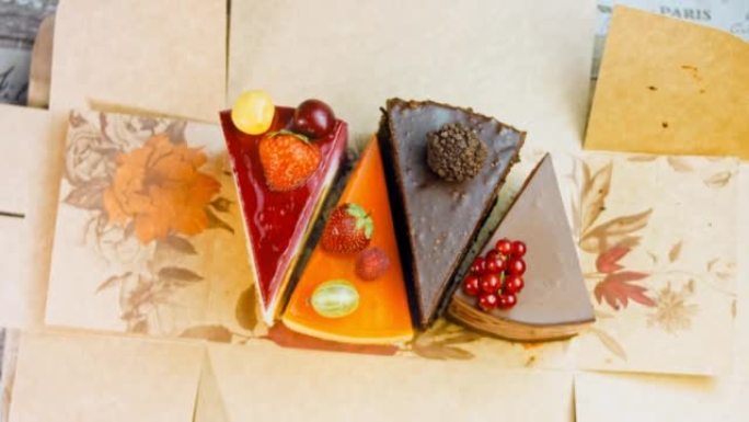 在打开的盒子里放几片白色和红色的草莓，樱桃蛋糕和巧克力。微距和滑块拍摄。背景是复古的气氛
