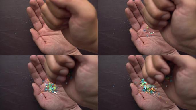 落在人手中的微型塑料颗粒的特写镜头。