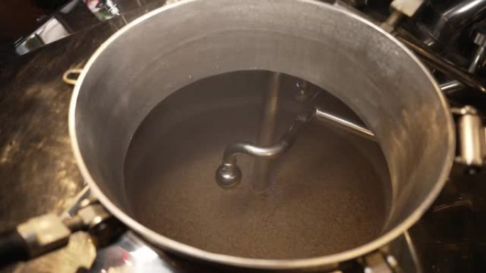 啤酒在特殊罐内发酵的过程